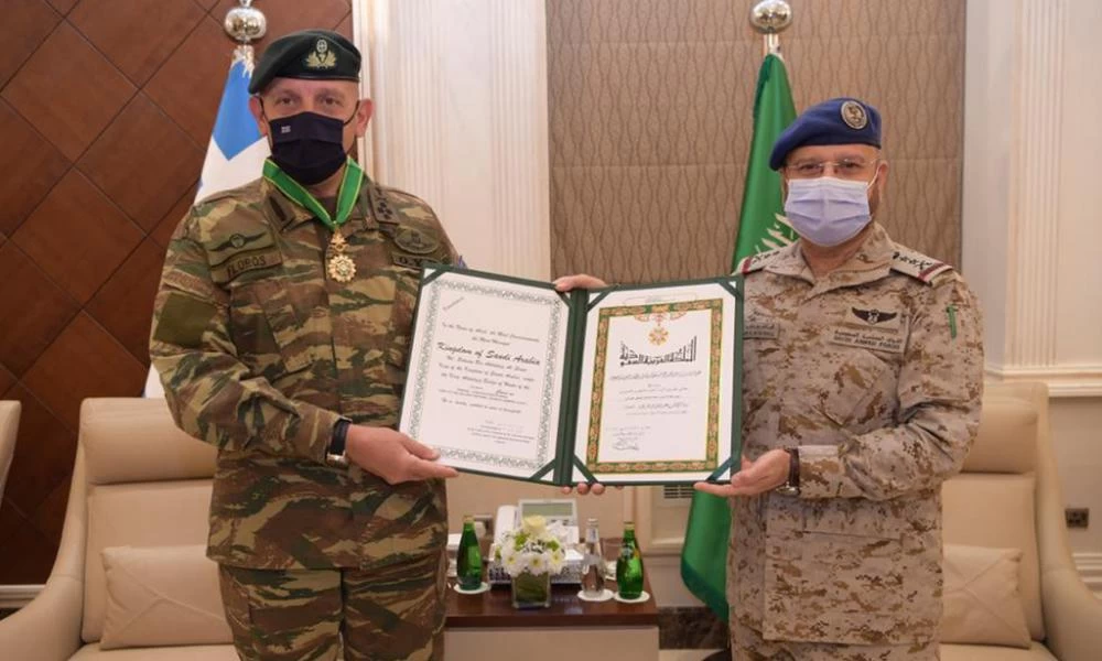 Δεκτός με ιδιαίτερες τιμές ο Αρχηγός ΓΕΕΘΑ στην Σαουδική Αραβία